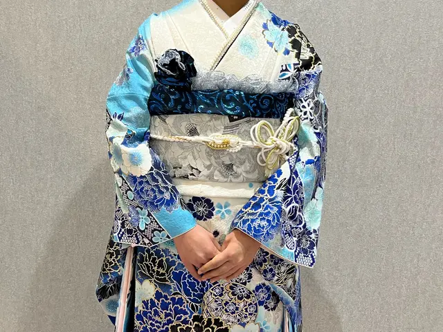 楽で着崩れしないスレンダーなお着付けをいたします。ご予約は、お早めにお願いします