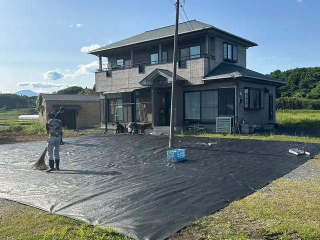 やっかいな雑草、大変な雑草作業、面倒な手間、防草シート貼りで対策しませんか？サービスの画像