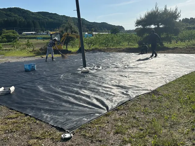 やっかいな雑草、大変な雑草作業、面倒な手間、防草シート貼りで対策しませんか？サービスの画像