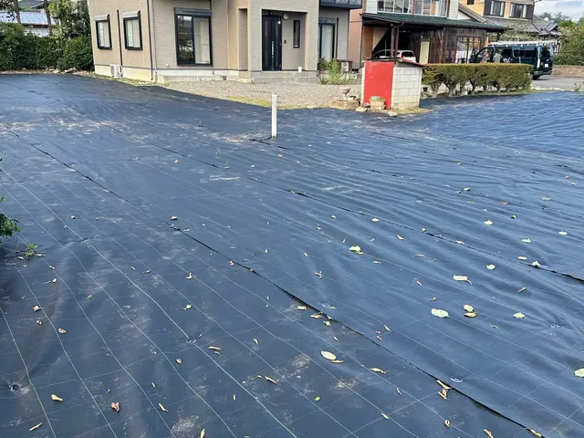 やっかいな雑草、大変な雑草作業、面倒な手間、防草シート貼りで対策しませんか？サービスの画像