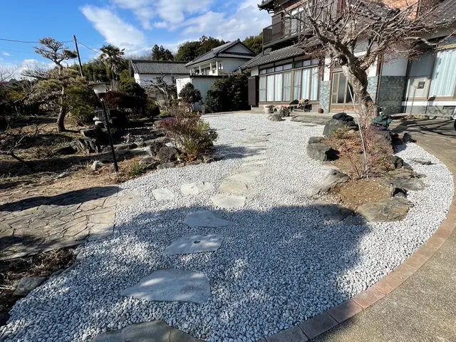 やっかいな雑草、大変な雑草作業、面倒な手間、防草シート貼りで対策しませんか？サービスの画像