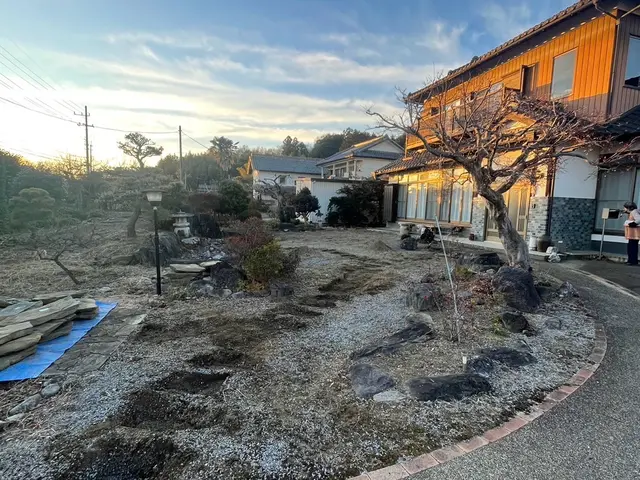 やっかいな雑草、大変な雑草作業、面倒な手間、防草シート貼りで対策しませんか？サービスの画像