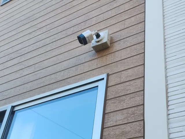 防犯カメラ設置、センサーライト取付等配線を出来るだけ目立たない様に致しますサービスの画像
