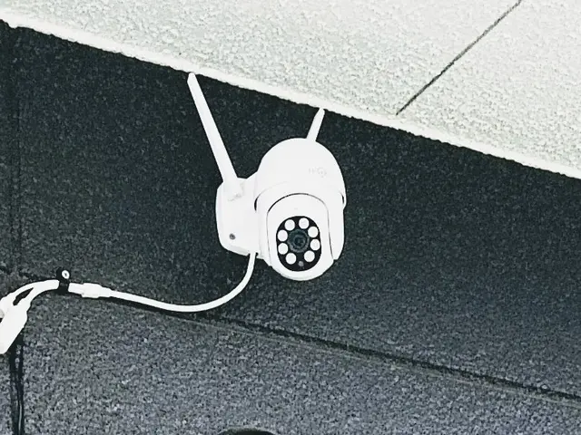 防犯カメラ設置、センサーライト取付等配線を出来るだけ目立たない様に致しますサービスの画像