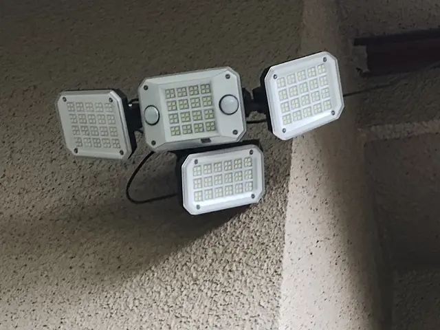 防犯カメラ設置、センサーライト取付等配線を出来るだけ目立たない様に致しますサービスの画像