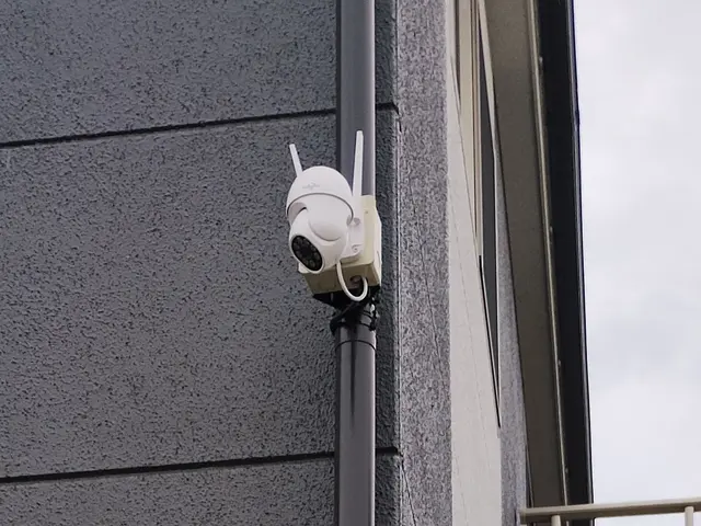 防犯カメラ設置、センサーライト取付等配線を出来るだけ目立たない様に致しますサービスの画像