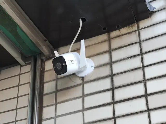 防犯カメラ設置、センサーライト取付等配線を出来るだけ目立たない様に致しますサービスの画像