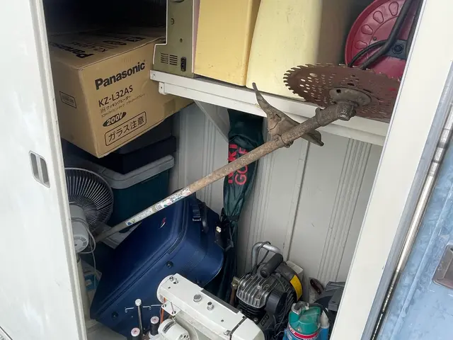 金属物置解体、中身の回収、お任せください。不用品、残置物回収◎サービスの画像