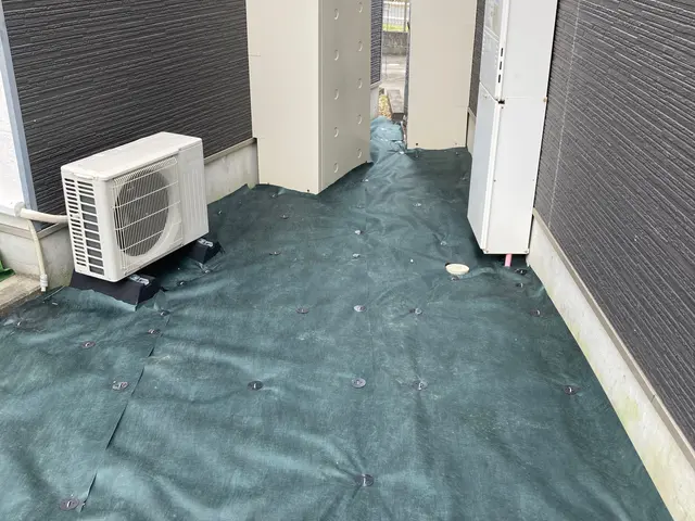 実績20年以上　防草シートの上に人工芝や砂利敷き◎ 縁取りのレンガ、石張りも施工サービスの画像