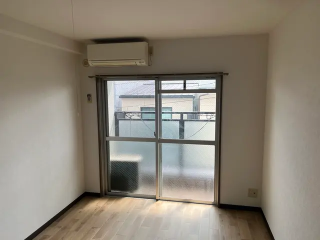 お引越し前の現状回復　ペットの引っ掻き傷などの補修　内装工事全対応サービスの画像