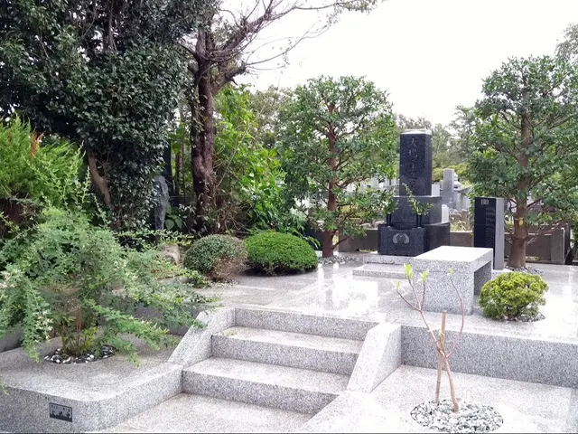 女性の庭師が心を込めて作業いたします。7年間の墓石清掃経験ありサービスの画像