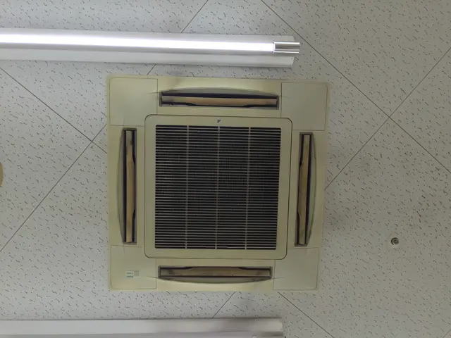 QR・カード可★天井埋込型エアコン（家庭用）クリーニングサービスの画像