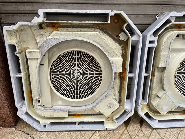 【業務用エアコン洗浄】分解洗浄でエアコンをキレイにお掃除します！サービスの画像