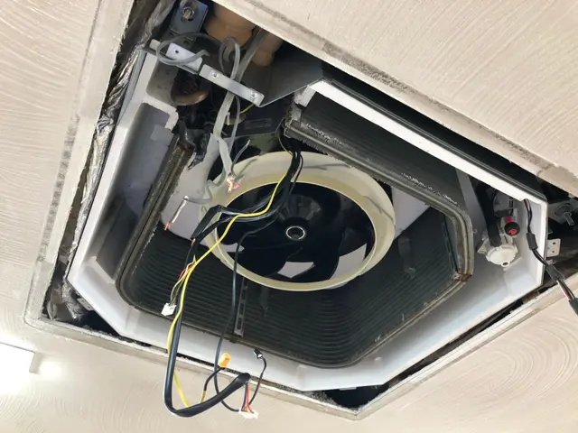 《業歴12年》損害保険加入済み◎細かい部分も分解して綺麗に！エアコンの本格洗浄！サービスの画像