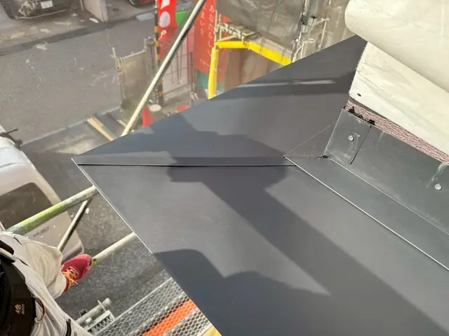 波板や庇板金などもお任せ下さい！！経験と知識を活かして迅速丁寧に作業いたします！サービスの画像