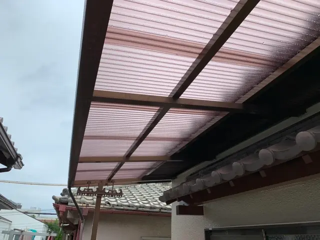 波板や庇板金などもお任せ下さい！！経験と知識を活かして迅速丁寧に作業いたします！サービスの画像