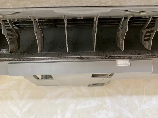 施工歴3年以上！見えにくい部分まで徹底洗浄！見違えるほど綺麗なエアコンへサービスの画像