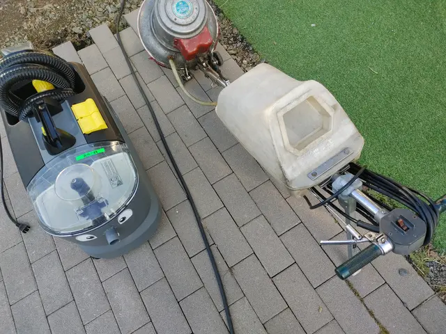 施設のカーペット清掃お任せください　業務用の機材を仕様して洗浄させていただきますサービスの画像