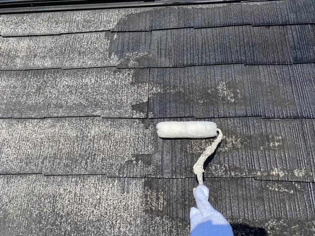 【経験・実績】写真の通り屋根材の細かなヒビ割れも見逃さない。見て見ぬふりしませんサービスの画像