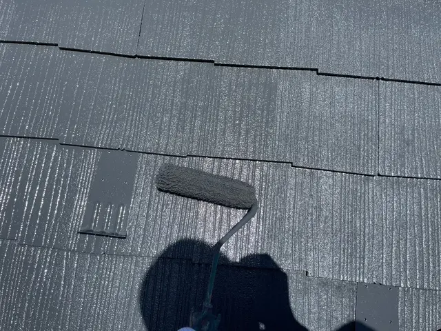 【経験・実績】写真の通り屋根材の細かなヒビ割れも見逃さない。見て見ぬふりしませんサービスの画像
