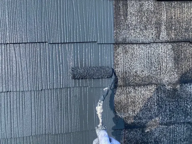 【経験・実績】写真の通り屋根材の細かなヒビ割れも見逃さない。見て見ぬふりしませんサービスの画像