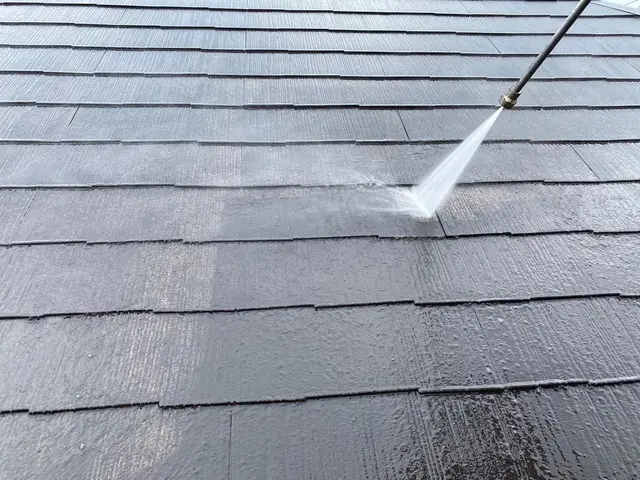 【経験・実績】写真の通り屋根材の細かなヒビ割れも見逃さない。見て見ぬふりしませんサービスの画像