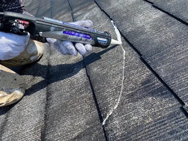 【経験・実績】写真の通り屋根材の細かなヒビ割れも見逃さない。見て見ぬふりしませんサービスの画像