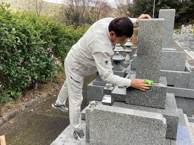 真心込めてお墓のお掃除•お墓参り行致します。ライブ配信サービスも有ります。サービスの画像