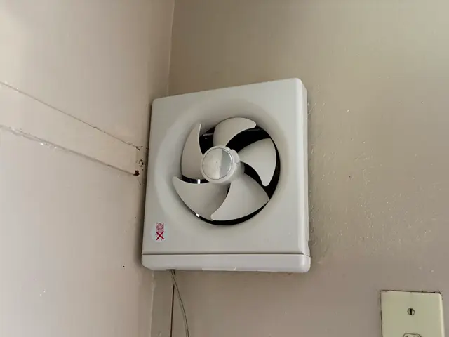 経験豊富なスタッフが換気扇のお掃除致します！女性スタッフ同行可能！サービスの画像