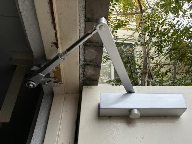 ドアクローザ交換サービスの画像