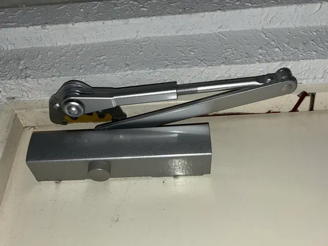 ドアクローザ交換サービスの画像