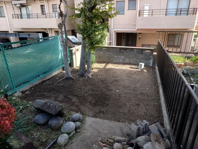 手作業にて草むしりを行います。サービスの画像