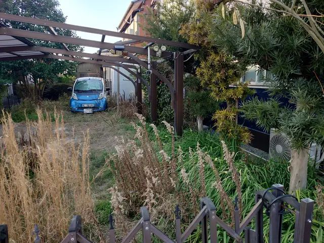 手作業にて草むしりを行います。サービスの画像