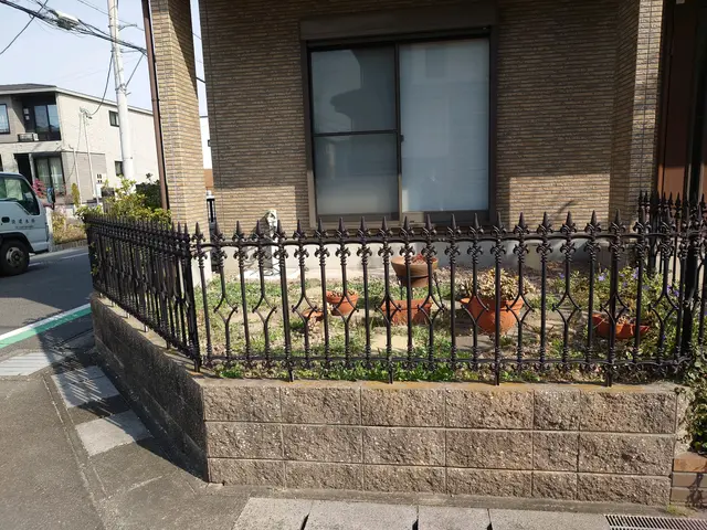 手作業にて草むしりを行います。サービスの画像