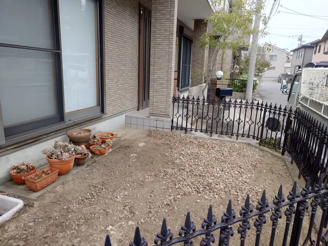 手作業にて草むしりを行います。サービスの画像