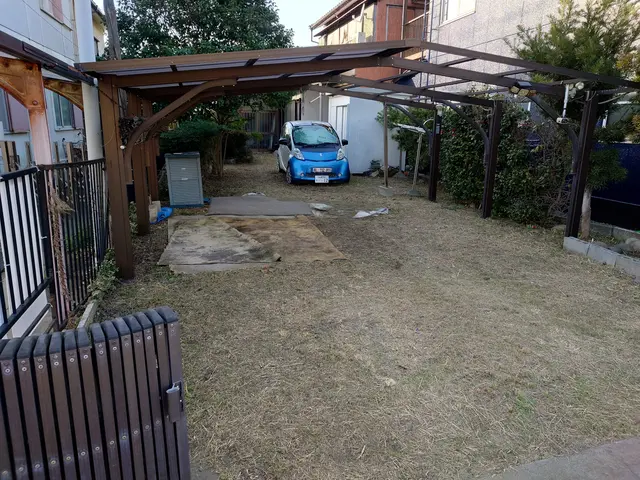 手作業にて草むしりを行います。サービスの画像