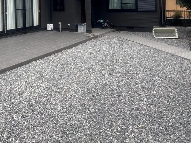 『防草シート施工も込み！』ご予約はお早めに！【6号砕石使用】化粧砂利要相談サービスの画像