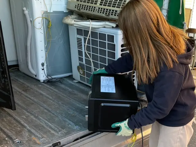 損害保険加入済み!手袋・マスク必着!エアコン取り外し無料,リサイクル料無料!サービスの画像