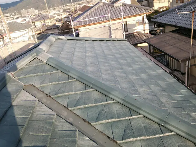 日本瓦からガルバ屋根材まで　屋根の事ならお任せ下さい　簡単な補修から葺き替えまでサービスの画像