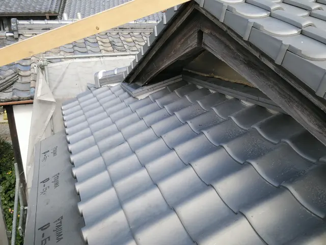 日本瓦からガルバ屋根材まで　屋根の事ならお任せ下さい　簡単な補修から葺き替えまでサービスの画像