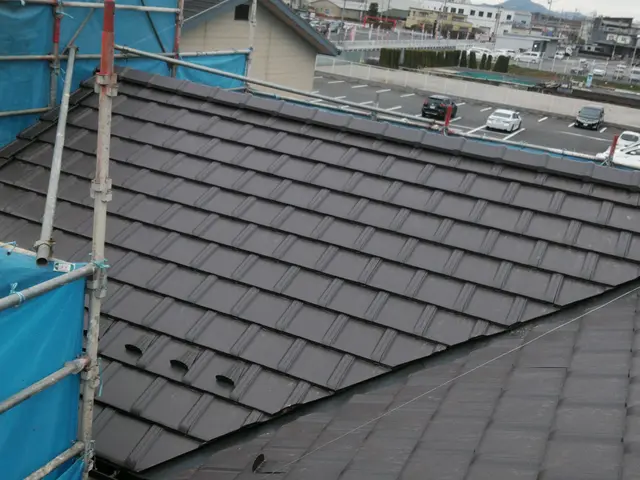 日本瓦からガルバ屋根材まで　屋根の事ならお任せ下さい　簡単な補修から葺き替えまでサービスの画像