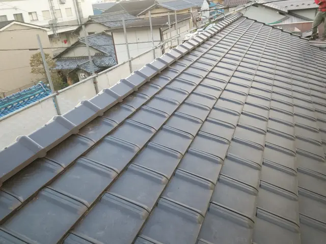 日本瓦からガルバ屋根材まで　屋根の事ならお任せ下さい　簡単な補修から葺き替えまでサービスの画像