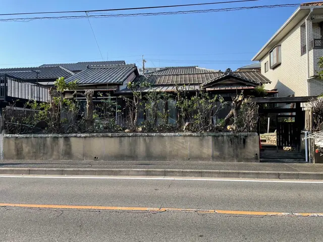 強剪定〜伐採はお任せ下さい。周りの環境で作業可能かどうか判断する必要があります。サービスの画像