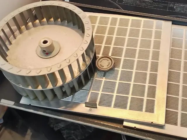 油だらけの換気扇じゃケムリすわないですよ！油剥ぎ取りましょう！浸け置き洗いで剝！サービスの画像