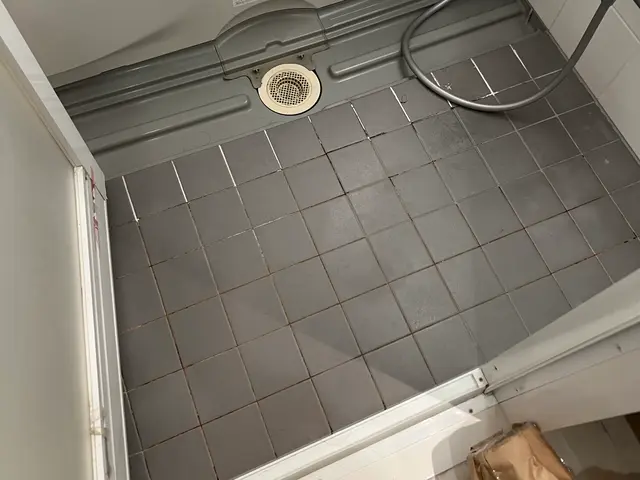 冷たい・滑る浴室床、1日で改善！床シート貼りサービスの画像