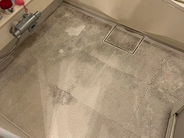 冷たい・滑る浴室床、1日で改善！床シート貼りサービスの画像