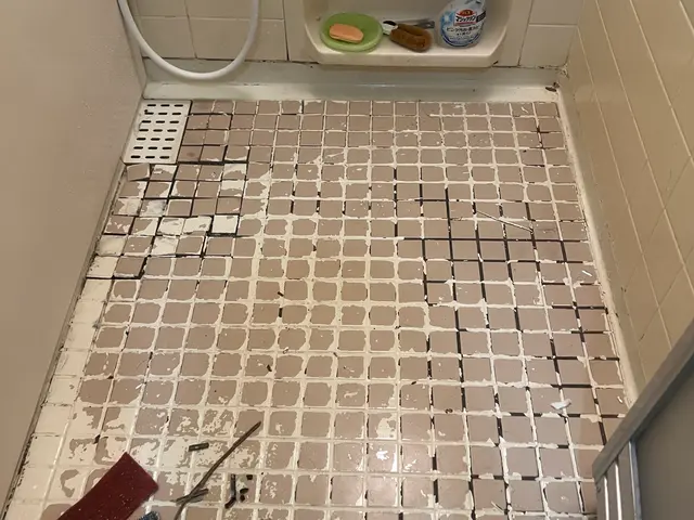 冷たい・滑る浴室床、1日で改善！床シート貼りサービスの画像