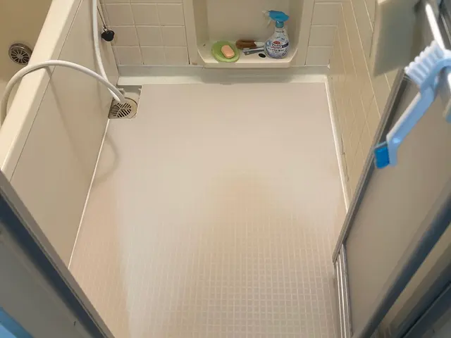 冷たい・滑る浴室床、1日で改善！床シート貼りサービスの画像