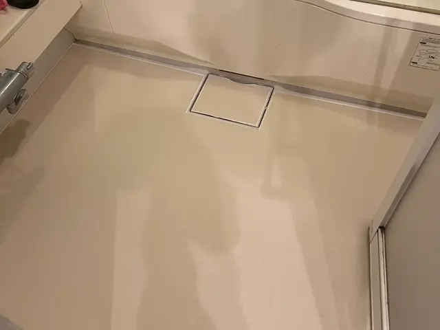 冷たい・滑る浴室床、1日で改善！床シート貼りサービスの画像