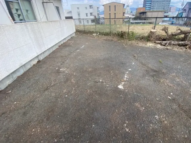 空き家 荒れ放題の草木 まとめて当店でお任せください！(^^) 防草シート施工可サービスの画像